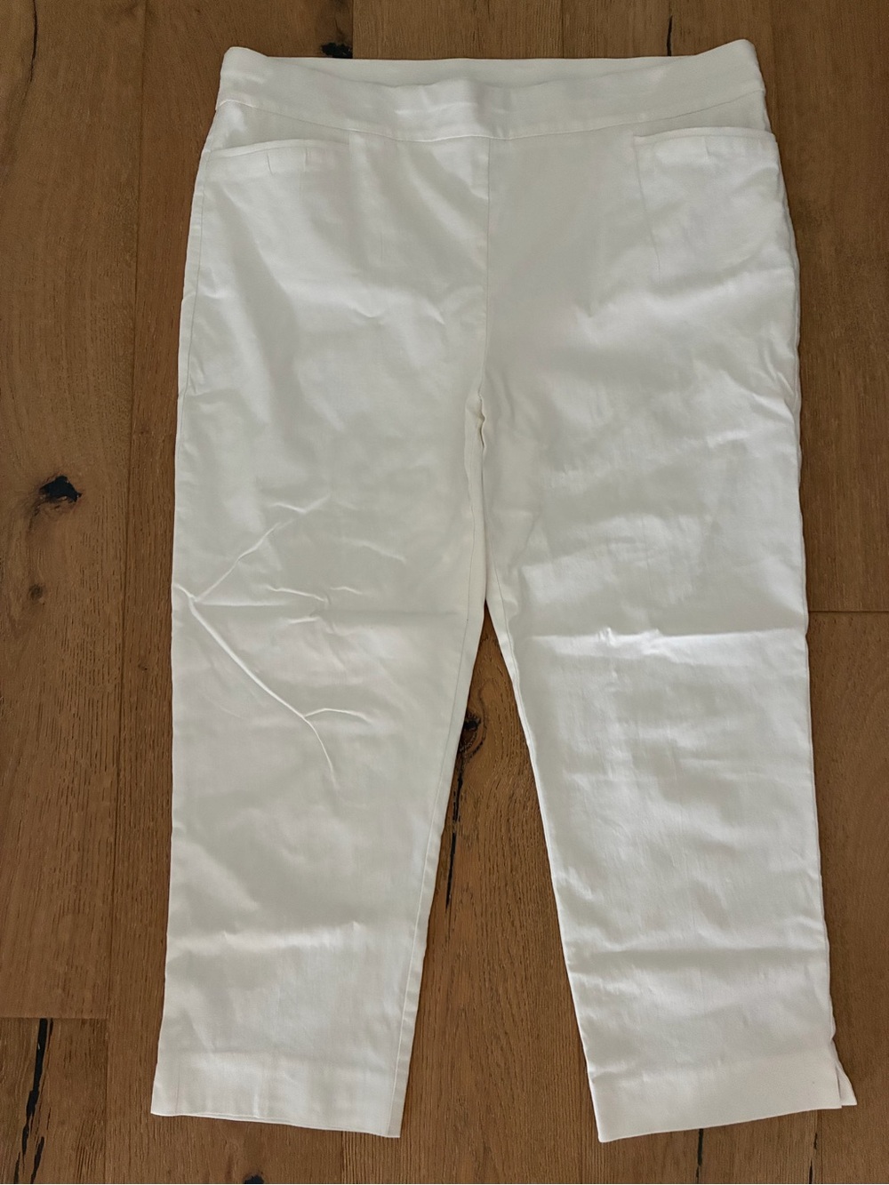 Chico's White Pull-On Capri Pants